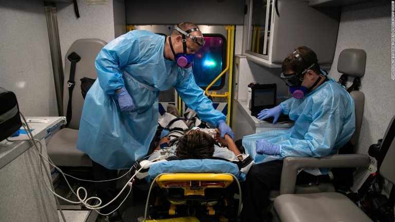 新型コロナの症状のある患者を搬送する医療従事者ら＝８月４日、米テキサス州/John Moore/Getty Images North America/Getty Images